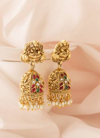 Grab These Beautifil Golden Colored Earring Jhumka.These Earring is Come Bross & Copper Material And Beautified With Artificial Stone Work.