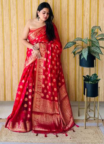 Garb These Party Wear Saree in Fine Colored.These Saree And Blouse is Fabricated On Gimichu Silk.Its Beautified With Wevon Jari Designer.