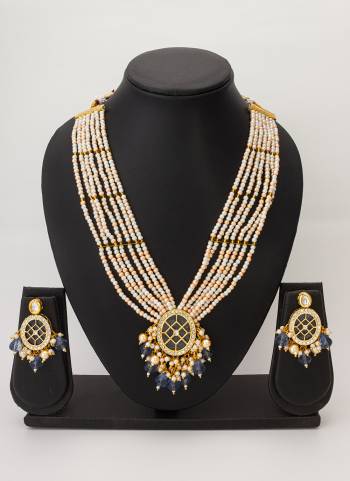 Attrective These Beautifil Colored Necklace.These Necklace is Come Brass Material And Beautified With Kundan Stone And Enamel Work.