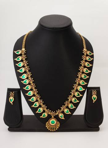 Attrective These Beautifil Colored Necklace.These Necklace is Come Alloy Material And Beautified With Temple Jewelry Work.