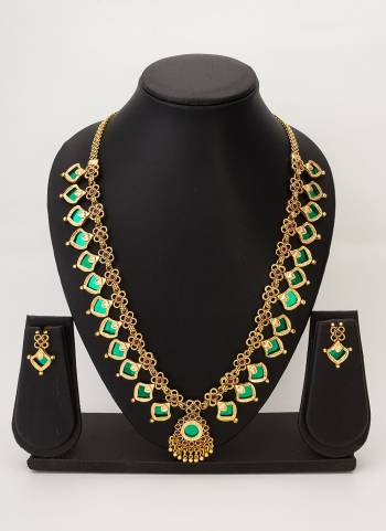 Attrective These Beautifil Colored Necklace.These Necklace is Come Alloy Material And Beautified With Temple Jewelry Work.