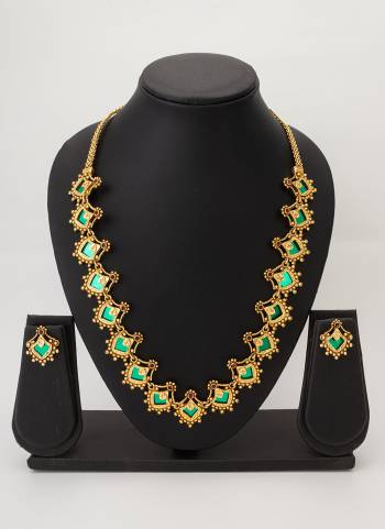 Attrective These Beautifil Colored Necklace.These Necklace is Come Alloy Material And Beautified With Temple Jewelry Work.