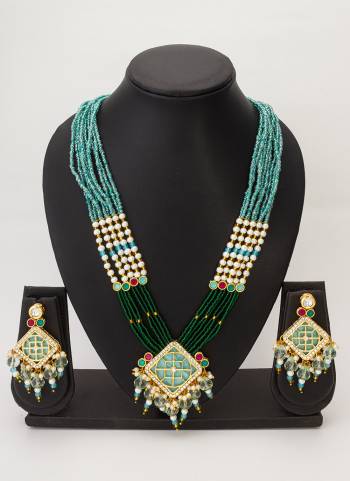Attrective These Beautifil Colored Necklace.These Necklace is Come Brass Material And Beautified With Kundan Stone And Enamel Work.