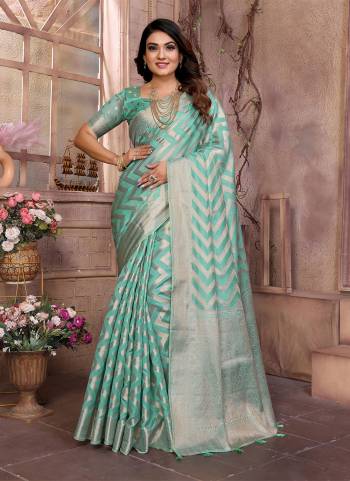 Garb These Party Wear Saree in Fine Colored.These Saree And Blouse is Fabricated On Organza.Its Beautified With Wevon Jari Designer.