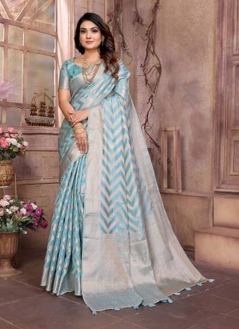 Garb These Party Wear Saree in Fine Colored.These Saree And Blouse is Fabricated On Organza.Its Beautified With Wevon Jari Designer.