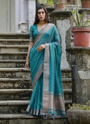 Attrective These Festive Wear Saree in Fine Colored.These Saree And Blouse is Fabricated On Kalyani Silk.Its Beautified With Wevon Designer.