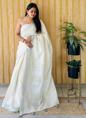 Garb These Fastive Wear Saree in Fine Colored.These Saree And Blouse is Fabricated On Linen.Its Beautified With Wevon Designer.