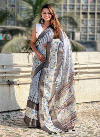 Attrective These Party Wear Saree in Fine Colored.These Saree And Blouse is Fabricated On Chanderi Crush.Its Beautified With Weaving Jari Designer With Printed.