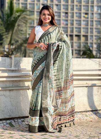 Attrective These Party Wear Saree in Fine Colored.These Saree And Blouse is Fabricated On Chanderi Crush.Its Beautified With Weaving Jari Designer With Printed.