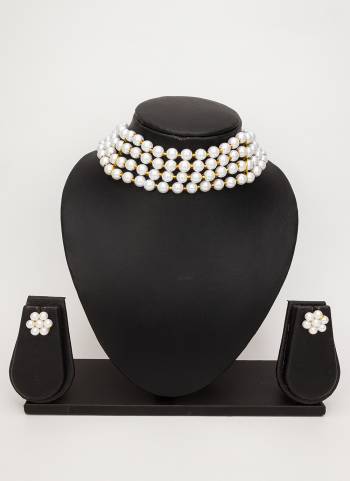 Attrective These Beautifil Colored Necklace.These Necklace is Come Pearl Material And Beautified With Kundan Stone Work.