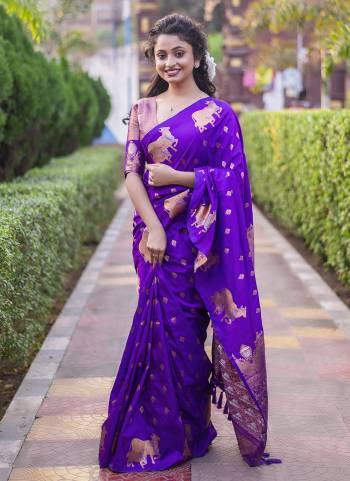 Garb These Party Wear Saree in Fine Colored.These Saree And Blouse is Fabricated On Moonga Silk.Its Beautified With Weaving Doul Jari, Nandi Designer.