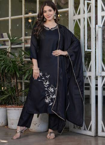 Looking These Suit in Fine Colored Pair With Bottom And Dupatta.These Top And Bottom Are Fabricated On Viscose Rayon Pair With Chinon Dupatta.Its Beautified With Designer Embroidery Work .