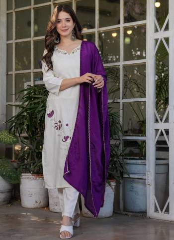 Looking These Suit in Fine Colored Pair With Bottom And Dupatta.These Top And Bottom Are Fabricated On Viscose Rayon Pair With Chinon Dupatta.Its Beautified With Designer Embroidery Work .