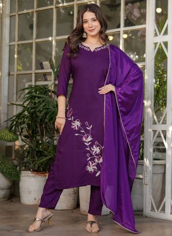 Looking These Suit in Fine Colored Pair With Bottom And Dupatta.These Top And Bottom Are Fabricated On Viscose Rayon Pair With Chinon Dupatta.Its Beautified With Designer Embroidery Work .