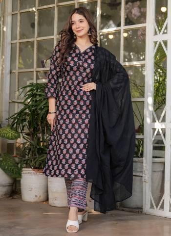 Garb These Suit in Fine Colored Pair With Bottom And Dupatta.These Top And Bottom Are Fabricated On Cotton Pair With Kota Chex Dupatta.Its Beautified With Designer Printed.