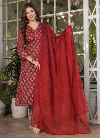 Garb These Suit in Fine Colored Pair With Bottom And Dupatta.These Top And Bottom Are Fabricated On Cotton Pair With Kota Chex Dupatta.Its Beautified With Designer Printed.