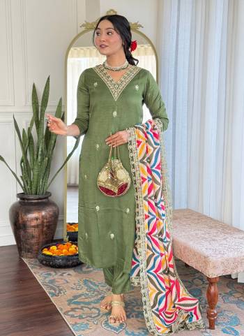 Garb These Suit in Fine Colored Pair With Bottom And Dupatta.These Top And Bottom Are Fabricated On Viscose Pair With Linen Slub Dupatta.Its Beautified With Designer Embroidery Work Printed .