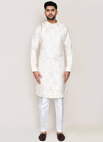 For A festive Wear,Grab These Readymade Kurta Fit Pant in Fine Colored.These Kurta is Fabricated On Jacquard Silk And Art Silk Bottom With Wevon Jacquard Designer.Buy Now.