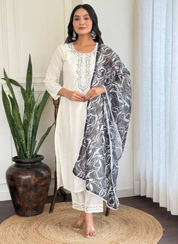 Garb These Suit in Fine Colored Pair With Bottom And Dupatta.These Top And Bottom Are Fabricated On Viscose Rayon Pair With Tabby Organza Dupatta.Its Beautified With Designer Embroidery Work,Printed.