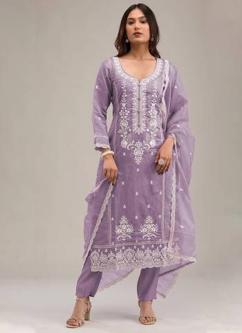Looking These Designer Suit in Fine Colored Pair With Bottom And Dupatta.These Top Are Cotton And Dupatta Are Fabricated On Organza Pair With Cotton Bottom.Its Beautified With Cotton Inner.Its Beautified With Designer Thread Embroidery Work.
