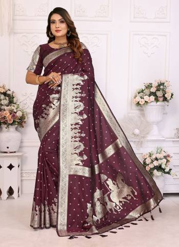 Garb These Festive Wear Saree in Fine Colored.These Saree And Blouse is Fabricated On Kochi Silk.Its Beautified With Wevon Jari Bandhej Designer.