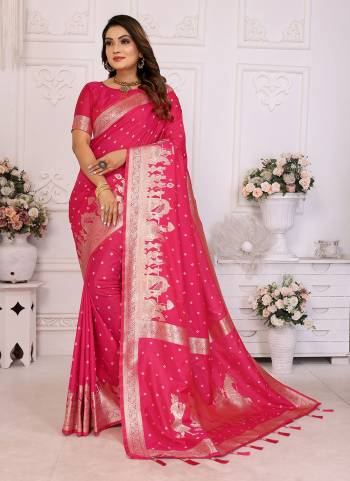 Garb These Festive Wear Saree in Fine Colored.These Saree And Blouse is Fabricated On Kochi Silk.Its Beautified With Wevon Jari Bandhej Designer.