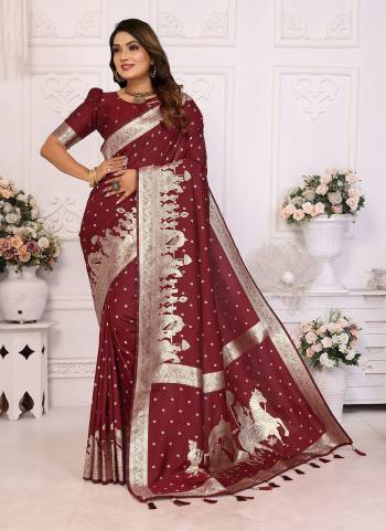 Garb These Festive Wear Saree in Fine Colored.These Saree And Blouse is Fabricated On Kochi Silk.Its Beautified With Wevon Jari Bandhej Designer.