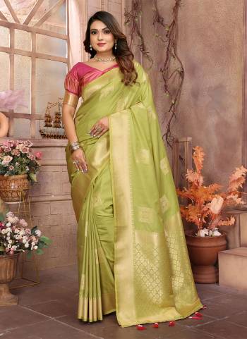 Attrective These Festive Wear Saree in Fine Colored.These Saree And Blouse is Fabricated On Soft Silk.Its Beautified With Wevon Jari Designer.