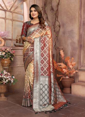 Garb These Festive Wear Saree in Fine Colored.These Saree And Blouse is Fabricated On Kochi Silk.Its Beautified With Wevon Jari Checks Designer.