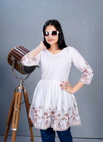 Grab These Beautiful Looking Readymade Kurti.These Kurti is Fabricated On Cotton.Its Beautified With Designer Digital Printed .