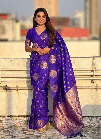 Looking These Traditioal Saree in Fine Colored.These Saree And Blouse is Fabricated On Moonga Silk.Its Beautified With Weaving Dual Jari Peacock Designer.