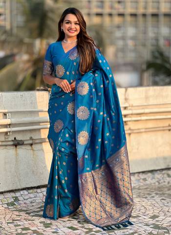 Looking These Traditioal Saree in Fine Colored.These Saree And Blouse is Fabricated On Moonga Silk.Its Beautified With Weaving Dual Jari Peacock Designer.