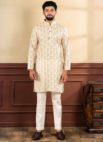 For A festive Wear,Grab These Readymade Kurta With Payjama in Fine Colored.These Kurta is Fabricated On Linen And Cotton Bottom With Designer Digital Printed.Buy Now.