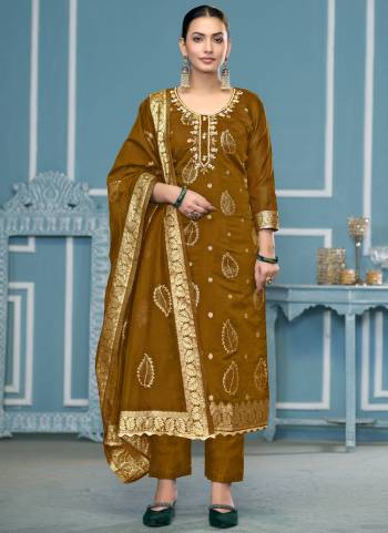 Garb These Suit in Fine Colored Pair With Bottom And Dupatta.These Top Are Modal Banarasi And Dupatta Are Fabricated On Banarasi Pair With Dull Santoon Bottom.Its Beautified With Wevon Designer, Embroidery, Hand Work.