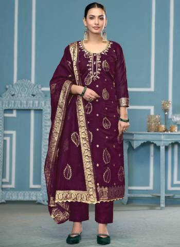 Garb These Suit in Fine Colored Pair With Bottom And Dupatta.These Top Are Modal Banarasi And Dupatta Are Fabricated On Banarasi Pair With Dull Santoon Bottom.Its Beautified With Wevon Designer, Embroidery, Hand Work.
