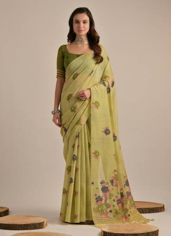 Garb These Festive Wear Saree in Fine Colored.These Saree And Blouse is Fabricated On Muga Cotton.Its Beautified With Floral Multy Thread Weaving Designer.