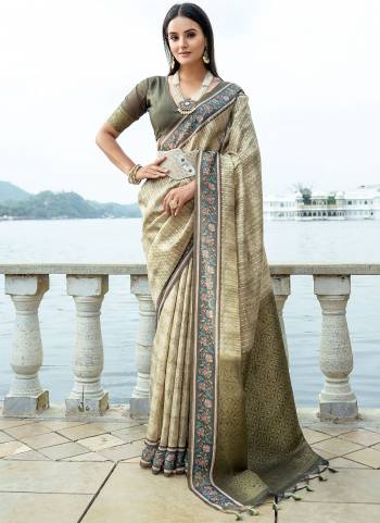 Garb These Festive Wear Saree in Fine Colored.These Saree And Blouse is Fabricated On Soft Silk.Its Beautified With Wevon Rich Pallu Jari Designer With Printed.
