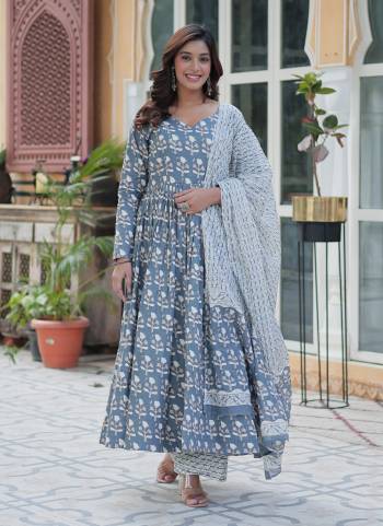Attrective Looking These Beautiful Looking Readymade Suits.These Top And Bottom is Fabricated On Cotton And Cotton Dupatta.Its Beautified With Designer Printed.