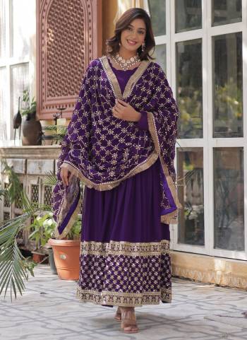 Attrective Looking These Beautiful Looking Readymade Long Gown With Dupatta.These Gown And Dupatta is Fabricated On Faux Georgette.Its Beautified With Designer Jari,Sequance Embroidery Work.