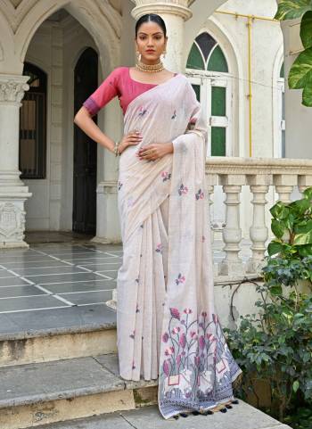Garb These Festive Wear Saree in Fine Colored.These Saree And Blouse is Fabricated On Muga Cotton.Its Beautified With Floral Multy Thread Weaving Designer.