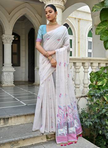 Garb These Festive Wear Saree in Fine Colored.These Saree And Blouse is Fabricated On Muga Cotton.Its Beautified With Floral Multy Thread Weaving Designer.
