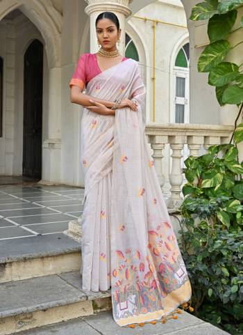 Garb These Festive Wear Saree in Fine Colored.These Saree And Blouse is Fabricated On Muga Cotton.Its Beautified With Floral Multy Thread Weaving Designer.