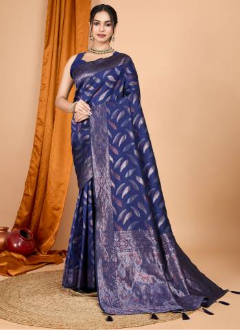 Attrective This Party Wear Saree Paired With Blouse.This Saree And Blouse Are Soft Silk Based Fabric With Wevon Double Jari Designer. Buy This Pretty Saree Now.