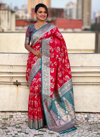 Attrective Look These Traditional Saree in Fine Colored.These Saree And Blouse is Fabricated On Banarasi Silk.Its Beautified With Weaving Rose Gold Jari Meenakari Designer.
