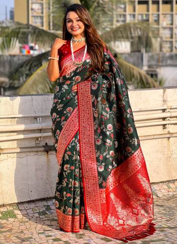 Attrective Look These Traditional Saree in Fine Colored.These Saree And Blouse is Fabricated On Banarasi Silk.Its Beautified With Weaving Rose Gold Jari Meenakari Designer.