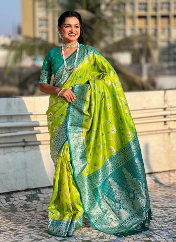 Attrective Look These Traditional Saree in Fine Colored.These Saree And Blouse is Fabricated On Banarasi Silk.Its Beautified With Weaving Rose Gold Jari Meenakari Designer.