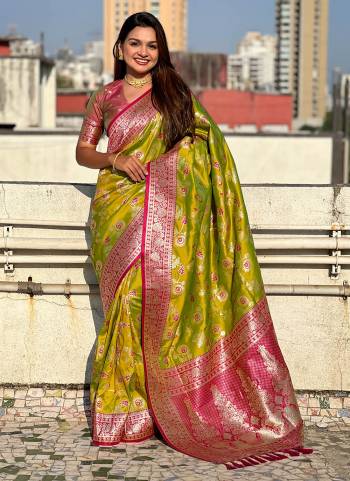Attrective Look These Traditional Saree in Fine Colored.These Saree And Blouse is Fabricated On Banarasi Silk.Its Beautified With Weaving Rose Gold Jari Meenakari Designer.