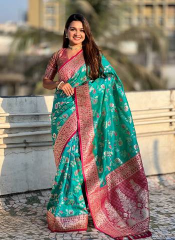 Attrective Look These Traditional Saree in Fine Colored.These Saree And Blouse is Fabricated On Banarasi Silk.Its Beautified With Weaving Rose Gold Jari Meenakari Designer.