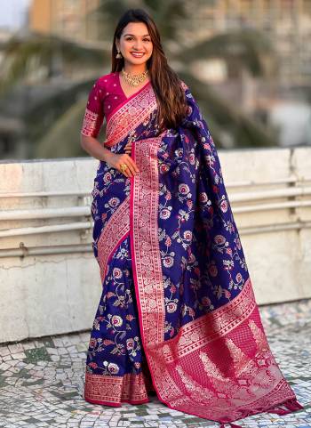 Attrective Look These Traditional Saree in Fine Colored.These Saree And Blouse is Fabricated On Banarasi Silk.Its Beautified With Weaving Rose Gold Jari Meenakari Designer.