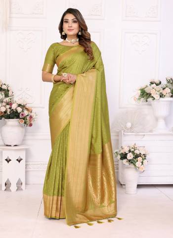 Garb These Party Wear Saree in Fine Colored.These Saree And Blouse is Fabricated On Soft Silk.Its Beautified With Wevon Jari Designer.